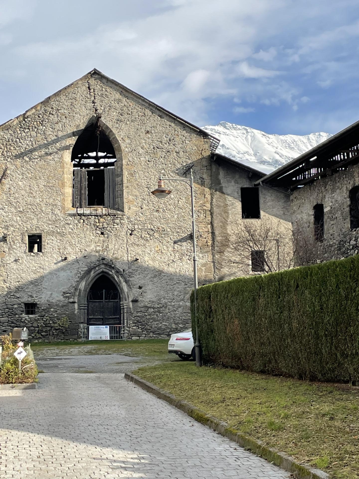 La façade de l'église sur la Grande Rue